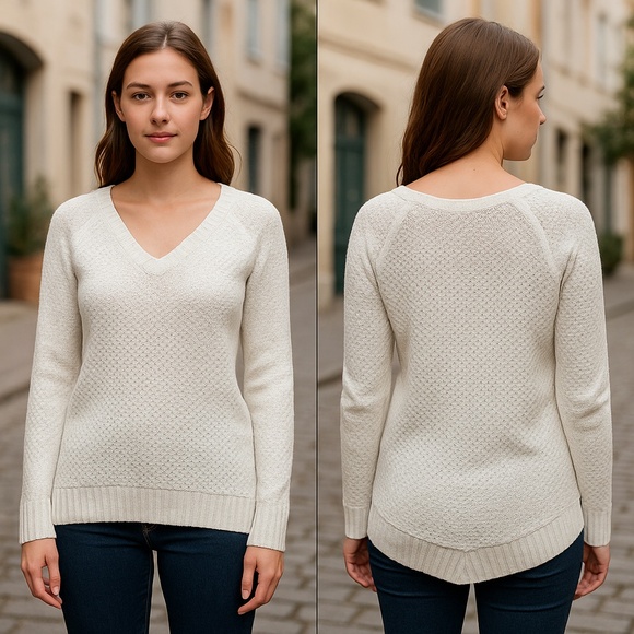 SO Ranglan White Textured V-Neck Lightweight Soft Sparkling Knit Sweater Size M - Picture 1 of 10